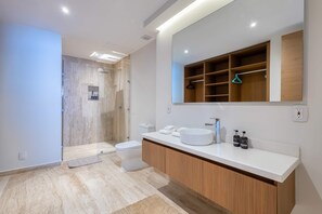 Douche, sèche-cheveux, serviettes fournies