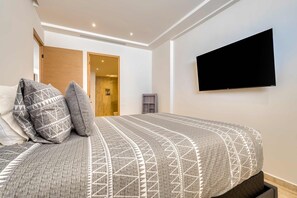 2 bedrooms, iron/ironing board, WiFi, bed sheets - Charming Coastal Resort with ocean views, pool, gym and shared amenities (Cabo San Lucas)
