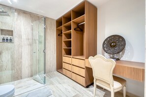 Douche, sèche-cheveux, serviettes fournies