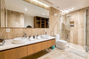 Shower, hair dryer, towels - Charming Coastal Resort with ocean views, pool, gym and shared amenities (Cabo San Lucas)