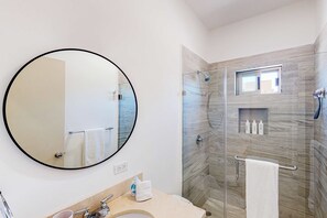 Dusche, Haartrockner, Handtücher