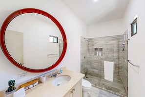 Douche, sèche-cheveux, serviettes fournies