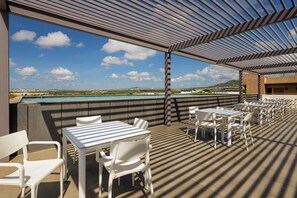 Outdoor dining - Family-Friendly oasis with pool and steps from Medano Beach (Cabo San Lucas)