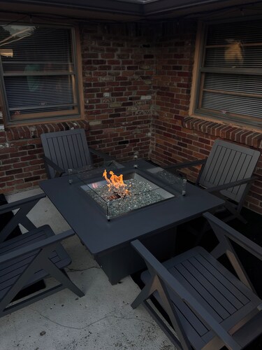 Entire home in Indianapolis Indiana
10guest, 3 bedrooms,5 beds,2 baths, pool.