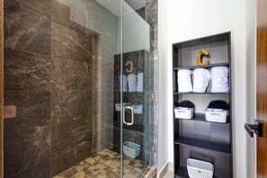 Shower, hair dryer, towels - Modern studio with rooftop lounge, pools, gym, pickleball & Netflix access (Cabo San Lucas)