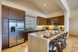 Fridge, microwave, oven, stovetop - Luxury Coastal Retreat - Pool & World-Class Golf (Cabo San Lucas)