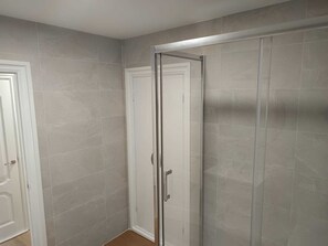 Shower, hair dryer, towels, soap - Porto de redes house (Ares)