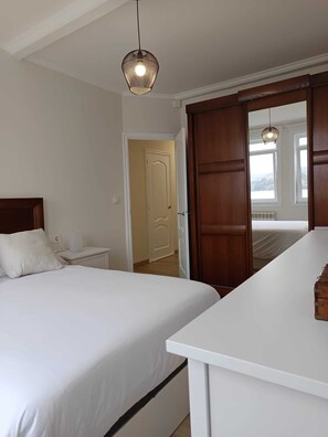 4 bedrooms, iron/ironing board, free WiFi, bed sheets - Porto de redes house (Ares)