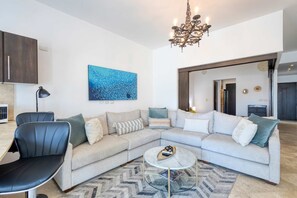 TV - Charming & sunlit condo with pool & balcony - near golf, beaches, & nightlife (Cabo San Lucas)