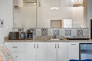 Micro-ondes, plaque de cuisson, cafetière/bouilloire, grille-pain