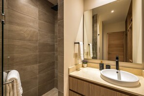 Shower, hair dryer, towels - Bright coastal condo with ocean-view balcony, gym, pools, BBQ & kid’s park (Cabo San Lucas)