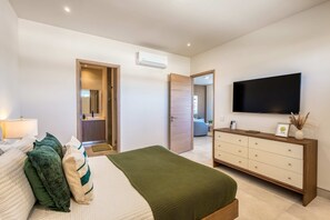 3 bedrooms, iron/ironing board, WiFi, bed sheets - Bright coastal condo with ocean-view balcony, gym, pools, BBQ & kid’s park (Cabo San Lucas)