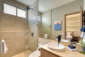 Shower, hair dryer, towels, shampoo - Peaceful condo with resort pool, high-speed WiFi & relaxing outdoor space (Cabo San Lucas)
