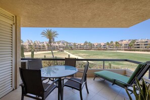 Outdoor dining - Charming golf-view condo with pool, hot tub, terrace & WiFi (San José del Cabo)