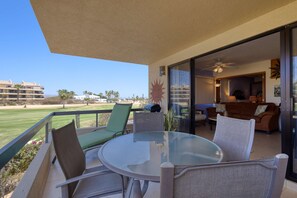 Outdoor dining - Charming golf-view condo with pool, hot tub, terrace & WiFi (San José del Cabo)
