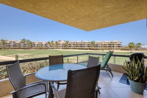 Outdoor dining - Charming golf-view condo with pool, hot tub, terrace & WiFi (San José del Cabo)