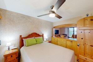 2 bedrooms, iron/ironing board, WiFi, bed sheets - Inviting apartment across from the beach with pool, grill, balcony & golf nearby (San José del Cabo)