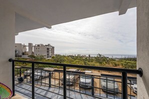 Property grounds - Ocean view condo with scenic balcony, well-equipped kitchen, internet, & W/D (Cabo San Lucas)