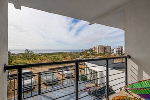 Property grounds - Ocean view condo with scenic balcony, well-equipped kitchen, internet, & W/D (Cabo San Lucas)