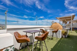 Outdoor dining - Hotel room with ocean-view rooftop infinity pool, AC, & gym - dog-friendly (Cabo San Lucas)