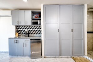 Microwave, stovetop, coffee/tea maker - Hotel room with ocean-view rooftop infinity pool, AC, & gym - dog-friendly (Cabo San Lucas)