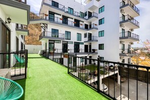 Terrace/patio - Hotel room with ocean-view rooftop infinity pool, AC, & gym - dog-friendly (Cabo San Lucas)