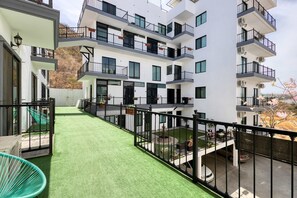 Terrace/patio - Dog-friendly hotel suite with ocean-view rooftop infinity pool, central AC & gym (Cabo San Lucas)