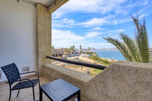 Property grounds - Stylish coastal retreat with breathtaking views, resort pool & private balcony (Cabo San Lucas)