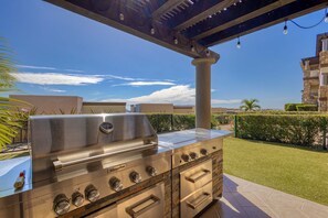Terrace/patio - Stylish condo with pool, ocean views, fitness & private patio grill (Cabo San Lucas)