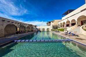 Pool - Stylish condo with pool, ocean views, fitness & private patio grill (Cabo San Lucas)