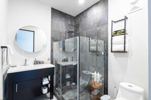 Douche, sèche-cheveux, serviettes fournies, shampoing
