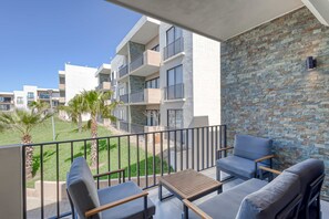 Property grounds - Bright and modern condo w/ balcony, shared pool, a/c, minutes to beach & town (Cabo San Lucas)