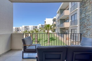 Property grounds - Bright and modern condo w/ balcony, shared pool, a/c, minutes to beach & town (Cabo San Lucas)