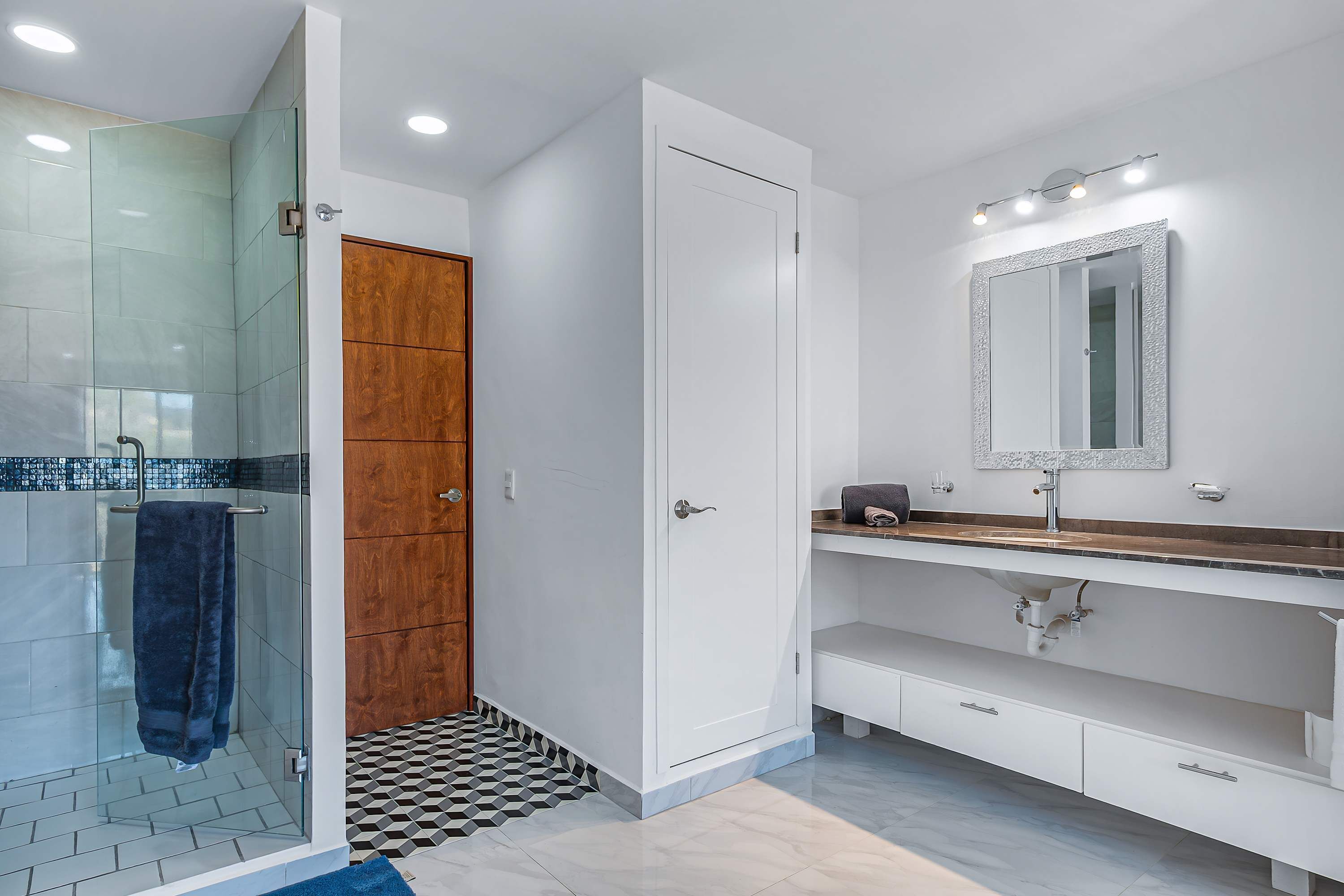 Shower, hair dryer, towels