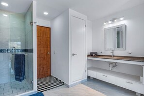Douche, sèche-cheveux, serviettes fournies