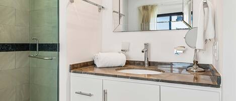 Dusche, Haartrockner, Handtücher