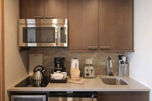 Private kitchen - Autumn Escape; 1-bedroom suite, sleeps 4 in beautiful Breckenridge on Peak 8 (Breckenridge)