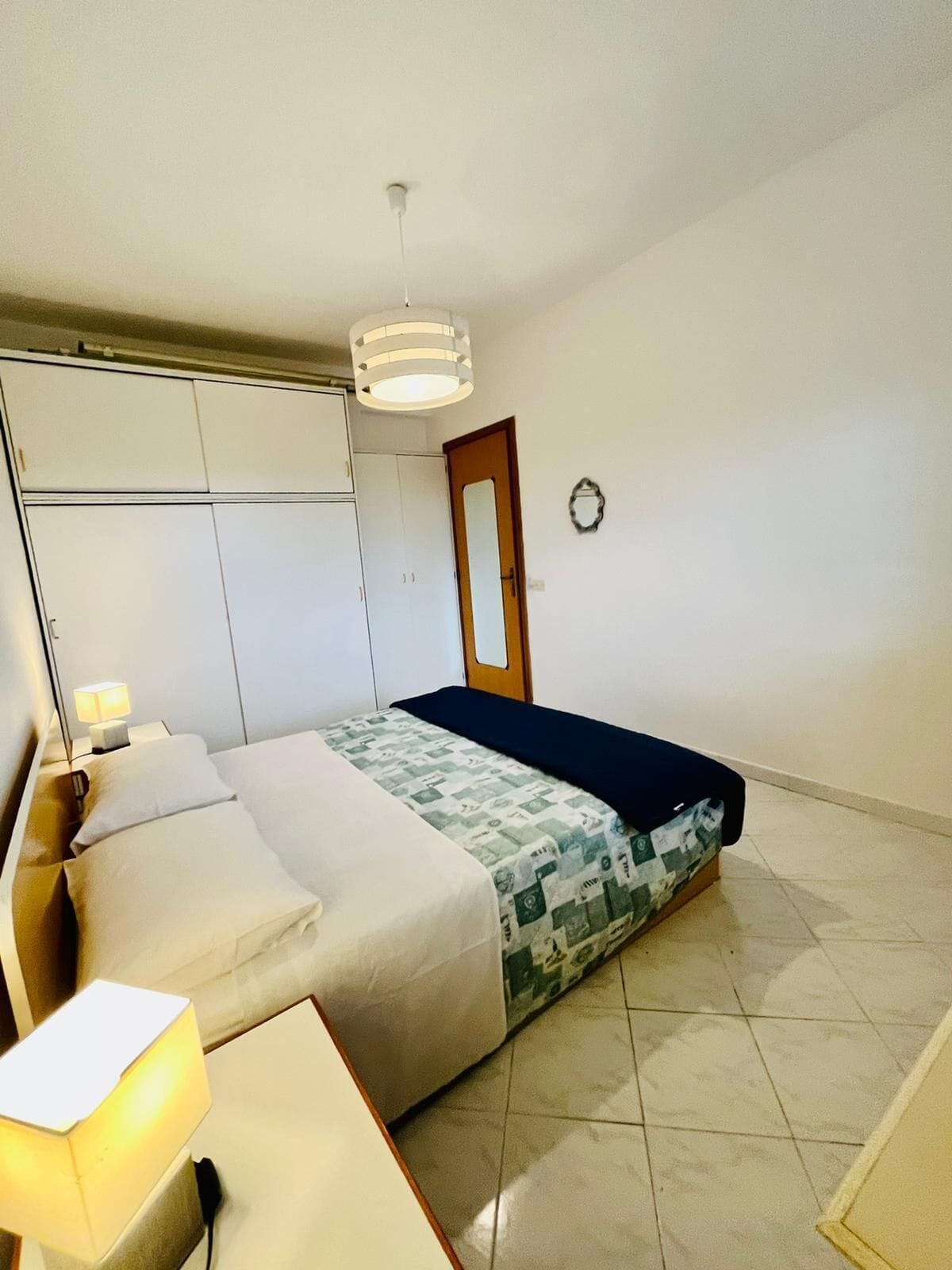 Tabla de planchar con plancha y ropa de cama 