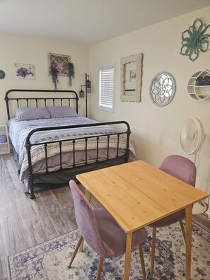 1 bedroom, iron/ironing board, WiFi, bed sheets - Rose Retreat Cottage in Hot Springs (Hot Springs)