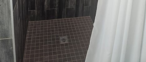 Douche, sèche-cheveux, serviettes fournies, savon