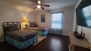 3 bedrooms, iron/ironing board, travel cot, free WiFi - Pelican Island within a mile from the sandy beach (Panama City Beach)