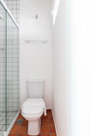 スタンダード スタジオ | バスルーム | シャワー、タオル、トイレットペーパー