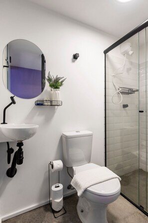 スーペリア スタジオ | バスルーム | シャワー、タオル、トイレットペーパー