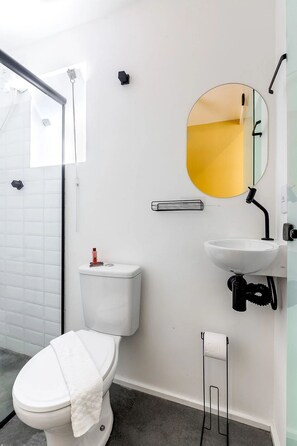デラックス スタジオ | バスルーム | シャワー、タオル、トイレットペーパー