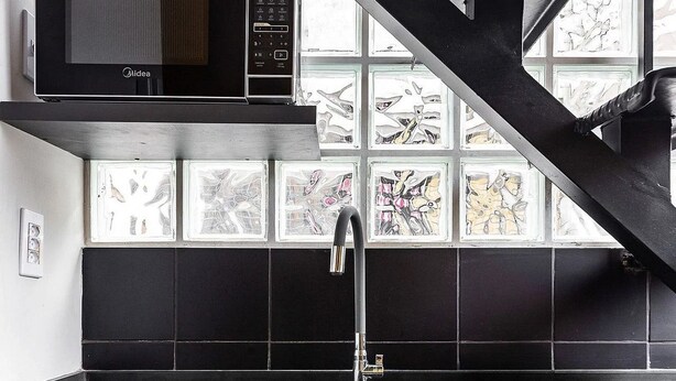 A kitchen with a microwave, sink, and a window with a view. - ZEST Pedroso (São Paulo)