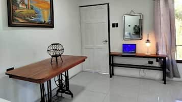 Cabane, 1 chambre, fumeurs, patio | Intérieur