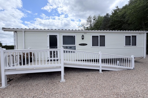 Enjoy a stay in rural Suffolk in this 2 bed caravan at Stonham Barns. The whole family will enjoy a countryside holiday with activities to keep you all busy.