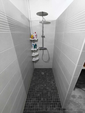Shower, hair dryer, towels, toilet paper - Beautiful renovated barn (Pensol)