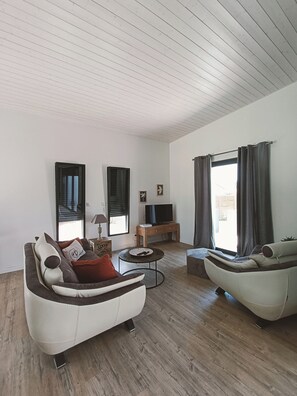 Living area - 3-bedroom house, located 2mns from the Nantes-Brest canal and its walks! (Plessé)