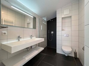 Dusche, Whirlpool, Haartrockner, Handtücher